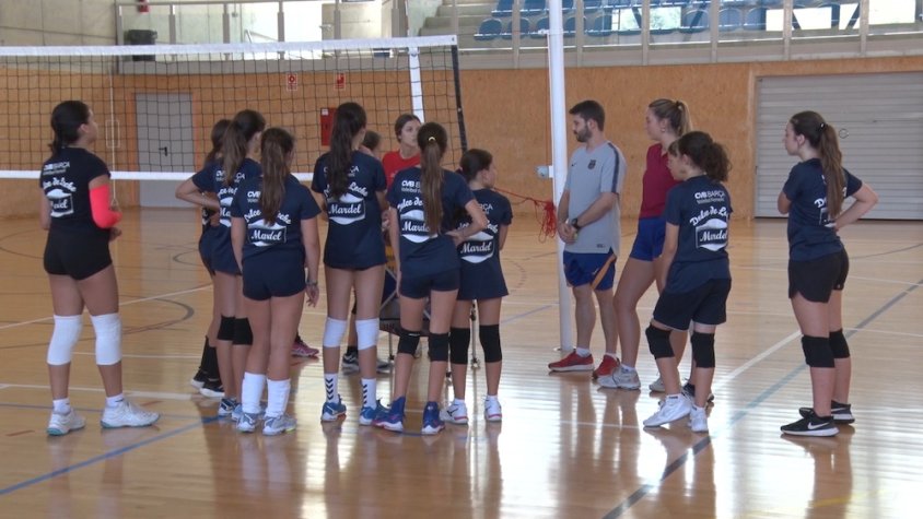 Algunes de les jugadores del Club Voleibol Barcelona-Barça de l’stage d’estiu de Ripoll escoltant les indicacions del cos tècnic