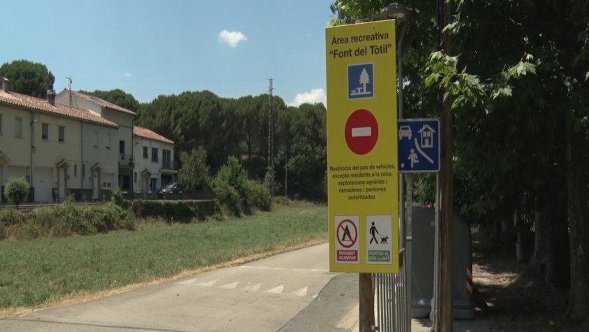 S'han instal·lat cartells indicatius que avisen de les restriccions a l'espai