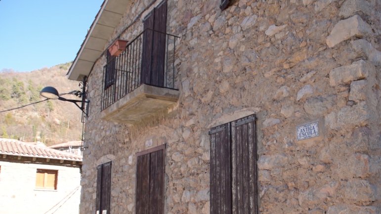 Edifici de l'antiga escola de Bruguera que se sotmetrà a la rehabilitació