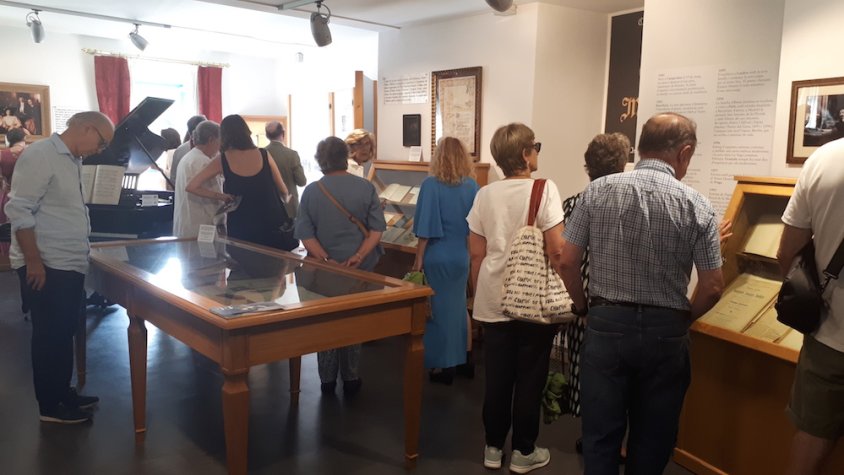 Els assistents visiten l'exposició de l'espai cultural