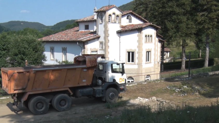 Un camió treballant als jardins de Can Vincke | Abril Chinchilla