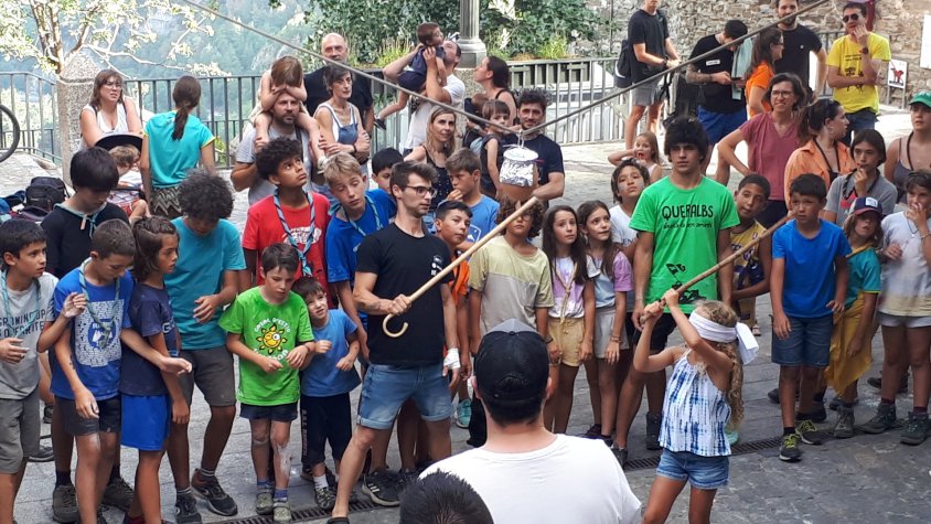 Una de les propostes infantils d'enguany va consistir en el joc de trencar l'olla