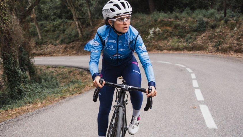 Laura Martí damunt de la seva bicicleta