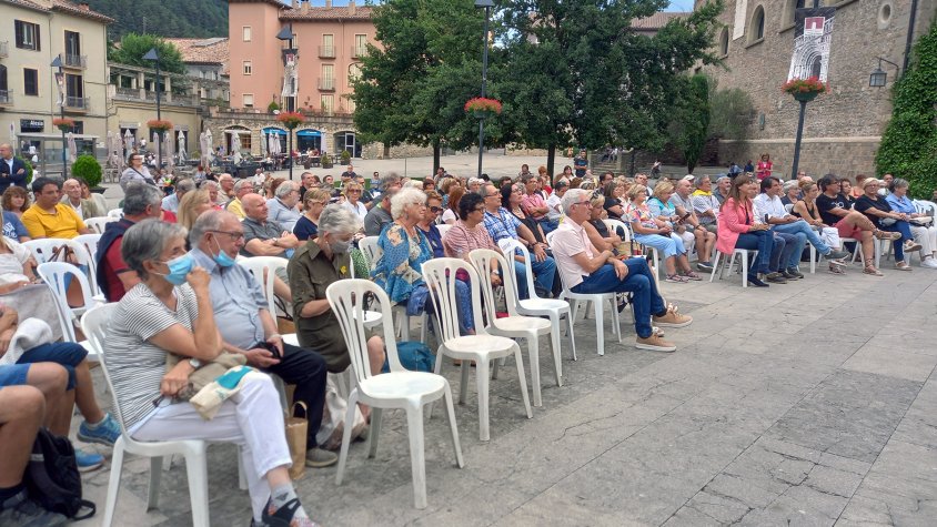 L’acte es va celebrar a la plaça del Monestir de Ripoll