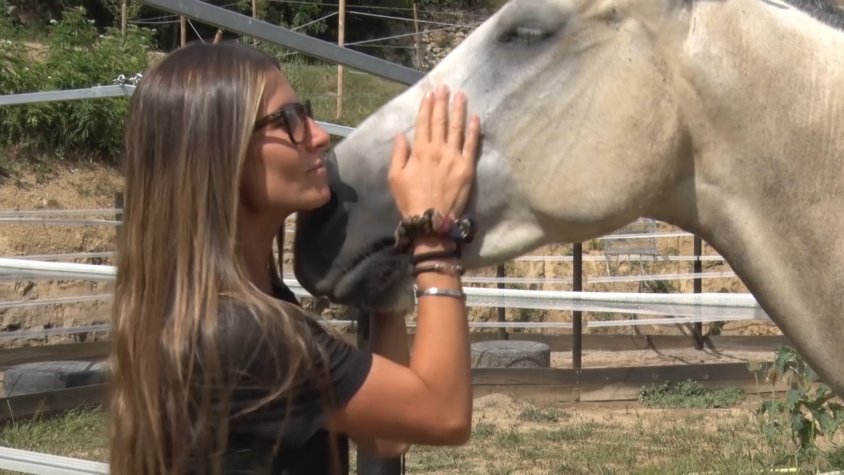 La ripollesa Eulàlia Gonzalez acariciant a un dels seus cavalls