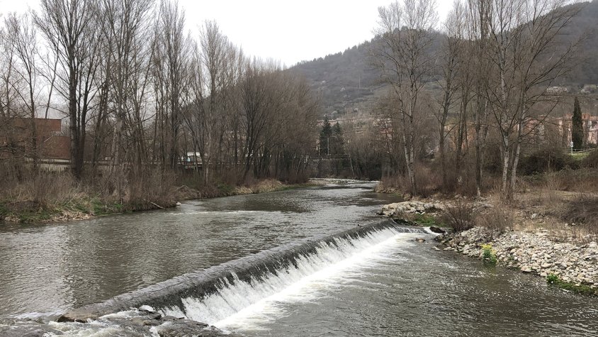 El riu Ter ple de cabal pel seu pas per Ripoll