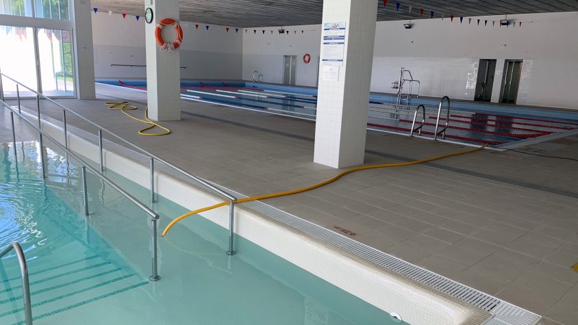 S'està emplenant el vas petit aprofitant l'aigua de la piscina gran