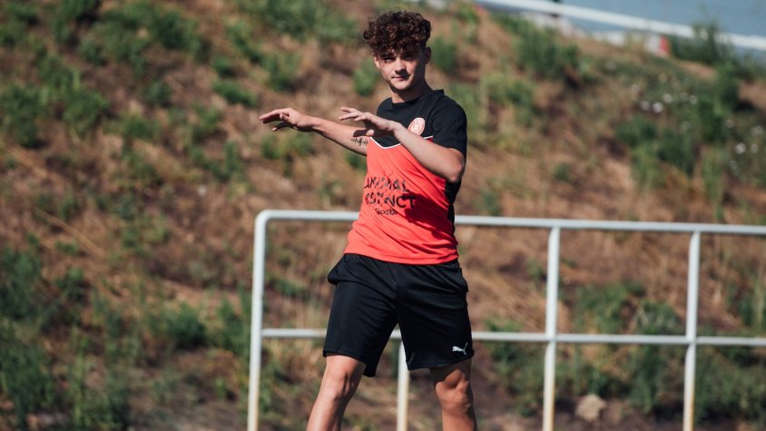 Joel Roca en un entrenament amb el primer equip del Girona Futbol Club aquesta pretemporada