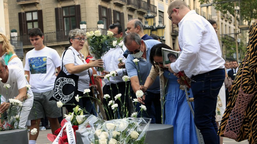 Familiars han dipositat els clavells blancs en record de les víctimes