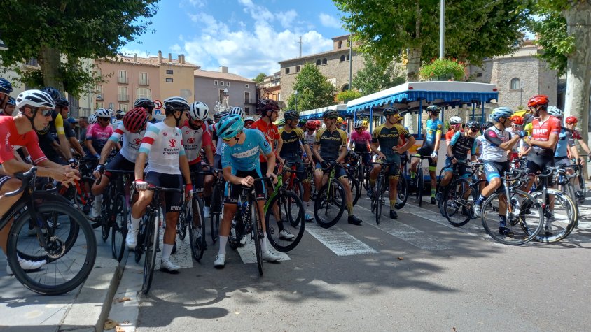 Els ciclistes abans de la sortida del Gran Premi de Ripoll