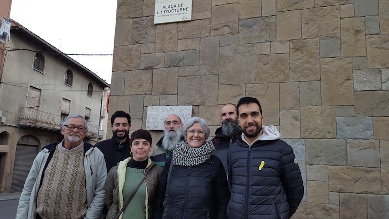 Els impulsors d'"Alternativa per Ripoll" a la plaça de l'1 d'Octubre ahir a la tarda