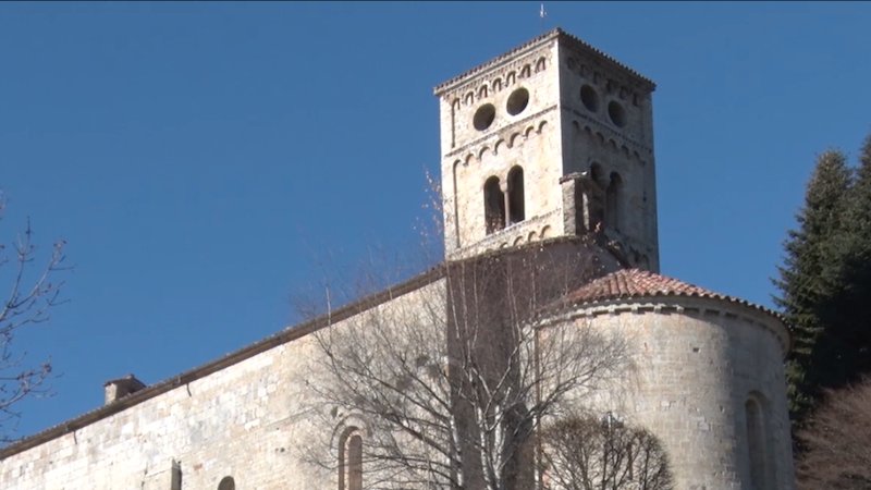 Exterior de la Parròquia de Santa Cecília de Molló.