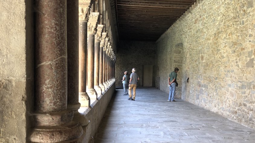 Els visitants contemplen el claustre del monestir