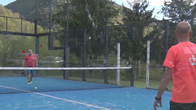 Jugadors de pàdel en una de les pistes de l'AER