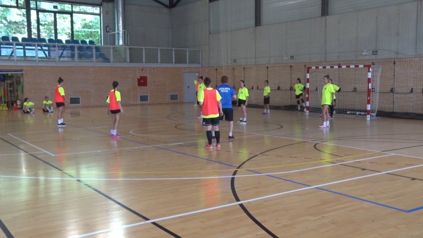 La selecció catalana femenina de futbol sala entrenant-se a Ripoll