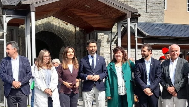 Algunes de les autoritats presents després de l'acte d'entrega