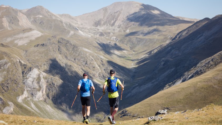 Dos corredors corrent per un tram dels Pirineus en la primera etapa de la Pyrenees Stage Run
