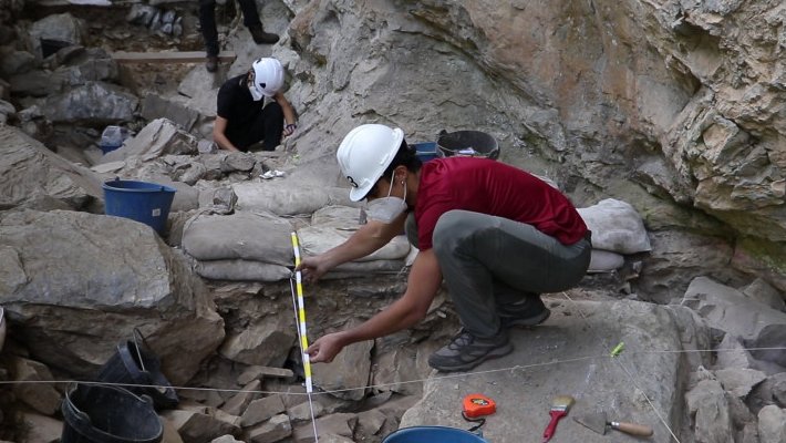Els arqueòlegs treballen al jaciment del Roc de les Orenetes