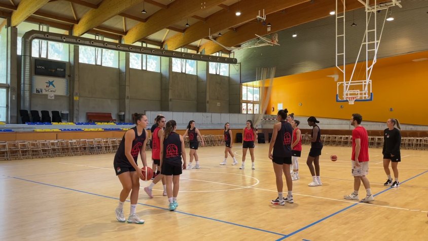Les esportistes en un dels entrenaments al PAvelló Llandrius
