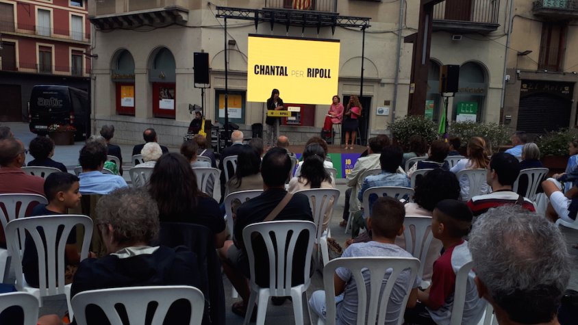 Chantal Pérez a la plaça Sant Eudald de Ripoll durant la presentació de la seva candidatura