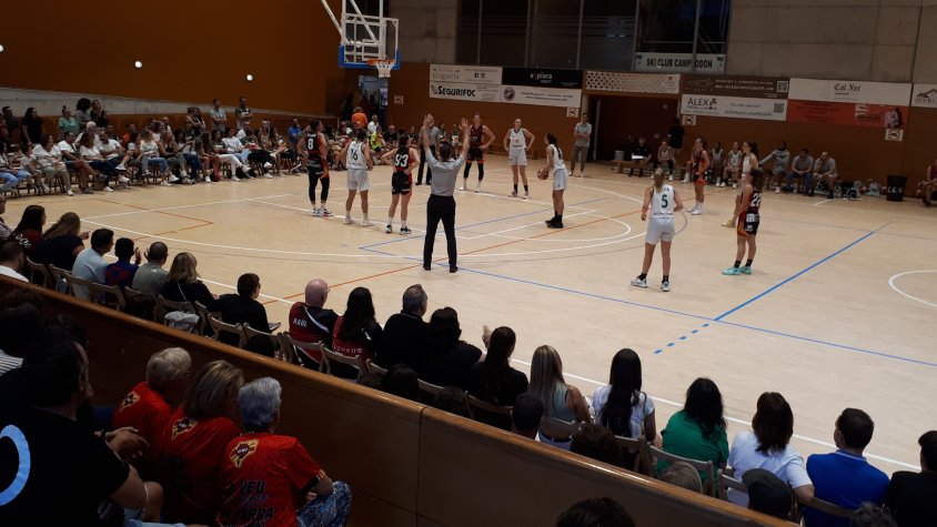 Durant el partit amistós entre l'Spar Girona i el Club Joventut Badalona a Camprodon