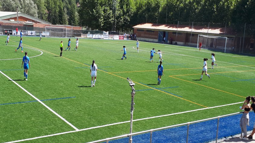 El Reial Madrid i el Llerona jugant un partit de futol-11 a Ripoll