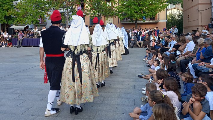 La Plaça de la Dansa s'omple de gom a gom per veure la ballada de la Gala