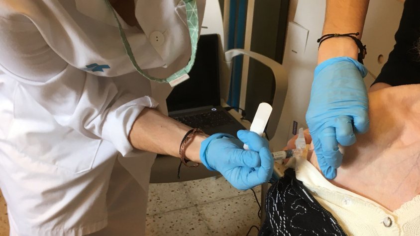 Vacunació d'una resident al geriàtric L'Hospital de Camprodon
