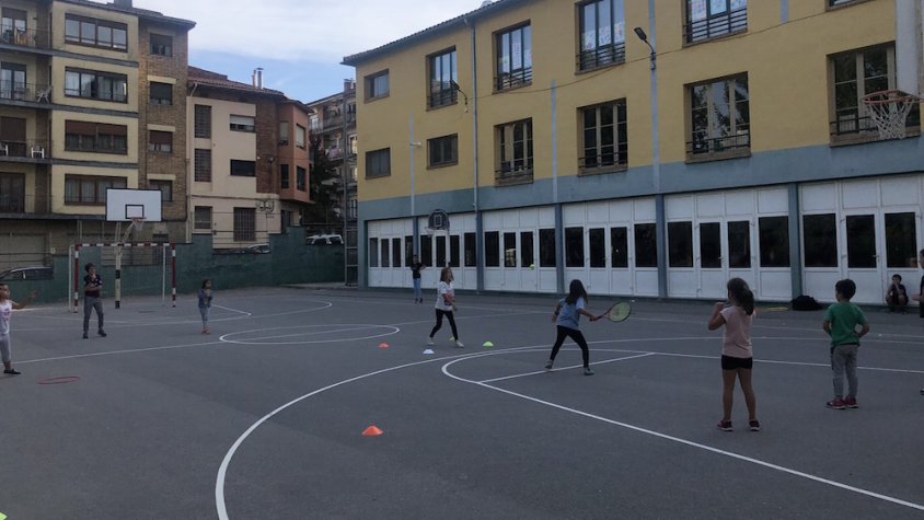 Els infants juguen al pati de l’escola Joan Maragall de Ripoll sota la supervisió dels monitors