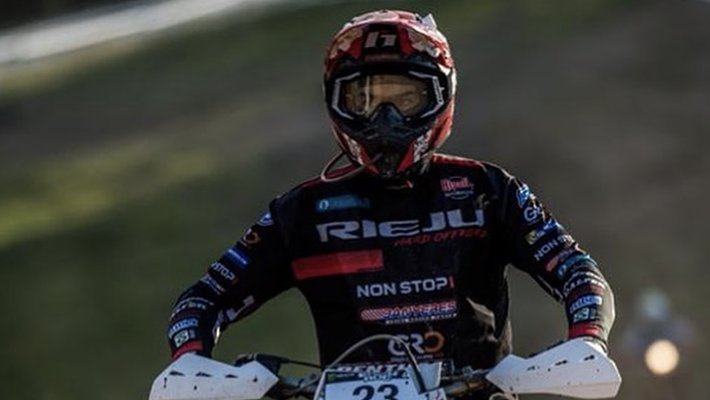 Francesc Moret pilotant la seva motocicleta Rieju