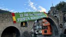 Vox desplega una pancarta de 30 metres amb la bandera espanyola al Pont Nou de Camprodon per celebrar el 12-O