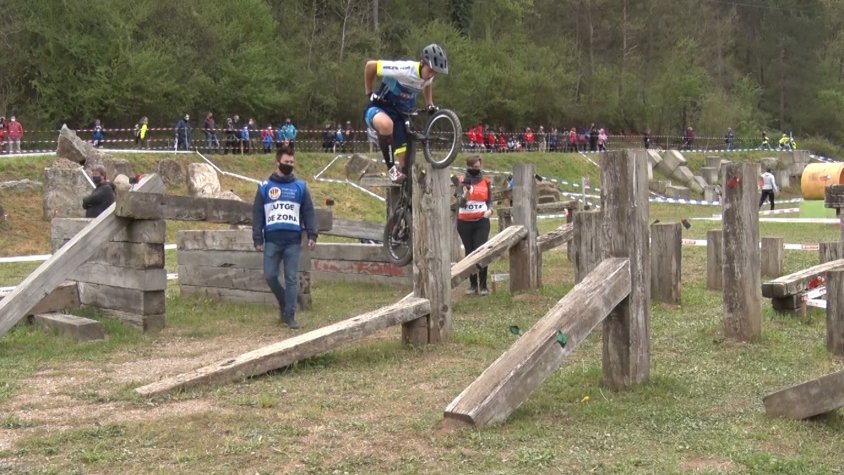 Un pilot pujant per un tronc en un Campionat de Catalunya de Bicitrial que es va celebrar en el CTER