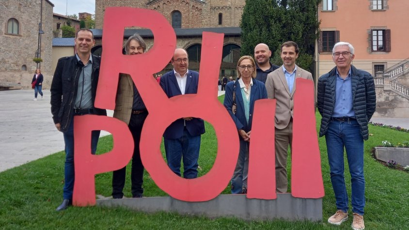 Les autoritats davant el logotip de Ripoll fent-se la foto