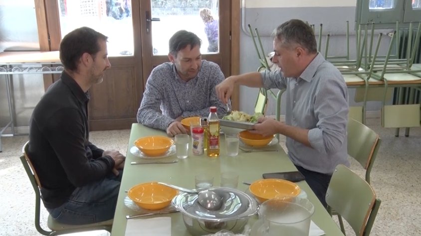 Membres del Consell Comarcal i del consistori santjoaní visiten els menjadors escolars