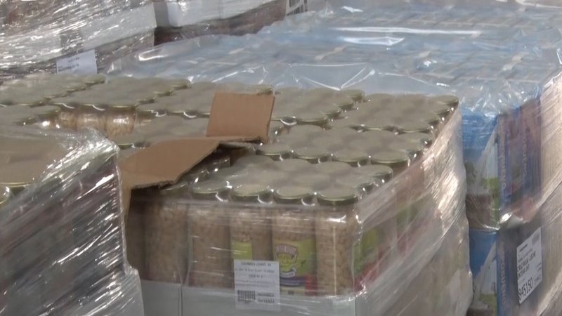 Part del lot de productes que la Unió Europea ha donat al Banc d'Aliments del Ripollès