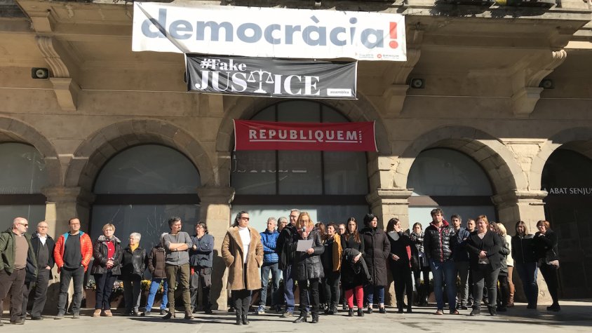 Aturada davant de l'ajuntament de Ripoll aquest migdia