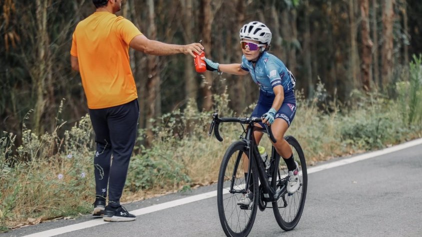 La campdevanolenca Laura Martí damunt de la seva bicicleta