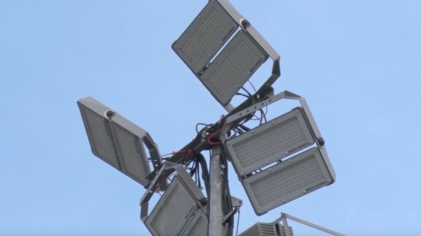 Un dels nous punts de llum que il·luminen el camp municipal de Sant Joan