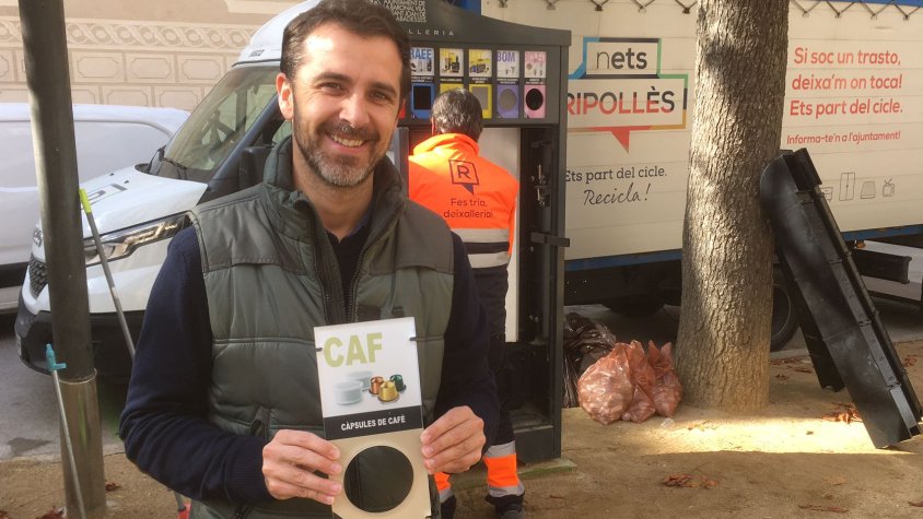 El president del Consell Comarcal, Joaquim Colomer, davant d'una minideixalleria de Sant Joan