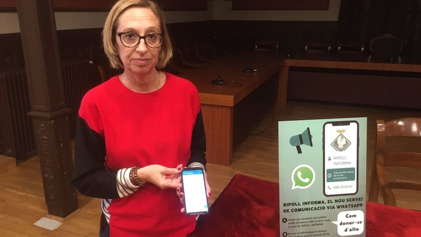 La regidora de participació amb la nova campanya del canal