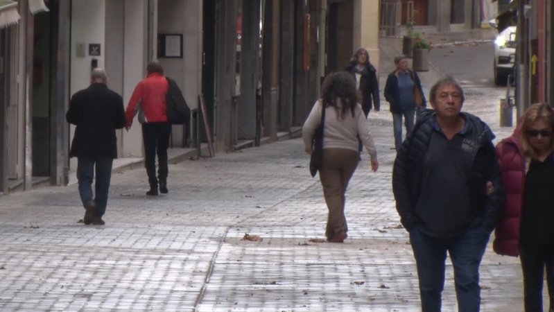 Els vianants caminen sobre el nou mosaic del carrer València de Camprodon