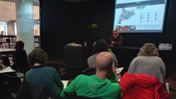 Els assistents atenen a la ponència de Xavier Villas