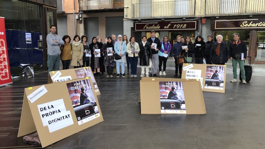 Membres de Càritas i ciutadans de Ripoll emprenen una acció reivindicativa a la capital