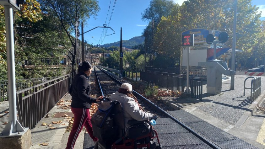 Dues persones creuant durant l'averia al pas a nivell de Ripoll
