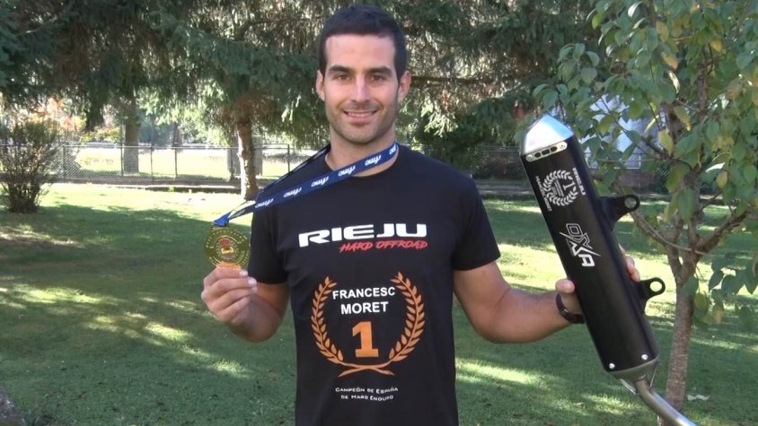 Francesc Moret amb la medalla de campió i un tub d'escapament que li va regalar el seu equip