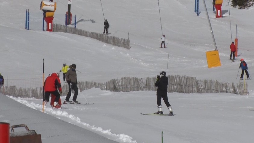 Els visitants gaudeixen dels últims gruixos de neu a les estacions de la comarca abans d’acomiadar la temporada anterior