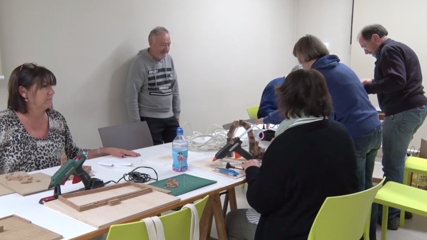 Una desena de persones s'han apuntat al taller de maquetisme
