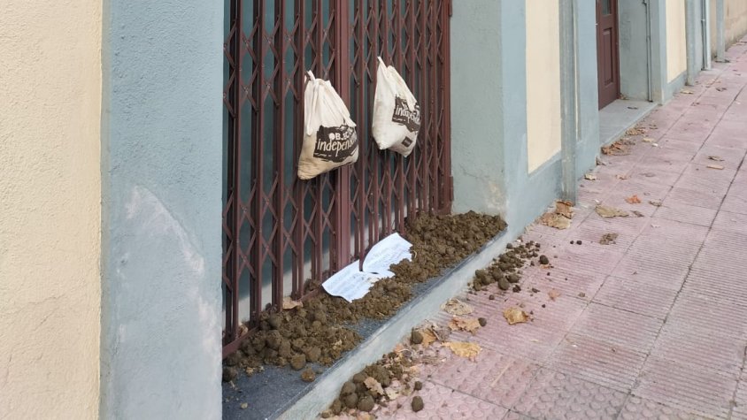 Els excrements que no deixaven entrar a la seu d'ERC aquest dimarts al matí