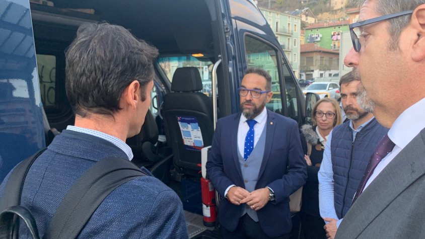 El Conseller de Territori, Juli Fernández, ha presentat el nou servei de transport a la demanda