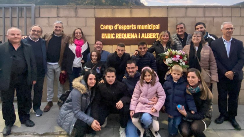 Foto de la família i autoritats a l'entrada del camp